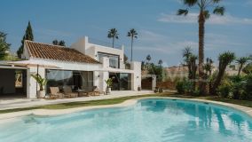 Villa for sale in Los Naranjos, Nueva Andalucia