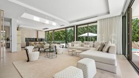 Villa for sale in La Cerquilla, Nueva Andalucia