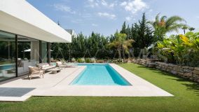 Villa for sale in La Cerquilla, Nueva Andalucia