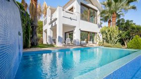Villa for sale in El Paraiso, Estepona East