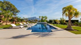 Villa for sale in Puerto del Almendro, Benahavis