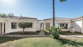 Villa for sale in El Paraiso, Estepona Est