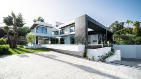 Villa for sale in Altos del Paraiso, Benahavis
