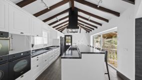 Villa for sale in Puerto del Almendro, Benahavis