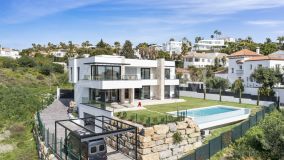 Villa for sale in La Alqueria, Benahavis