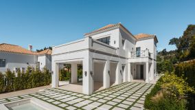 Villa for sale in La Cerquilla, Nueva Andalucia