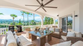 Villa for sale in El Paraiso, Estepona East