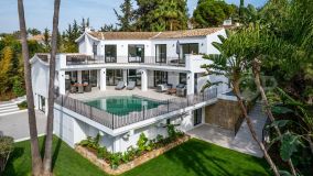 Hermosa villa mediterránea con interiores modernos en El Paraíso, Nueva Milla de Oro de Estepona.