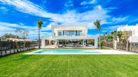 Elegante y lujosa villa independiente contemporánea con vistas panorámicas inigualables, ubicada dentro de una comunidad cerrada pequeña y privada en la codiciada zona de la Milla de Oro de Marbella, encarna comodidad y elegancia.