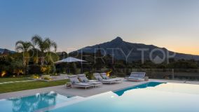 Villa de lujo en primera línea de golf en Aloha con vistas al mar y a la montaña, Nueva Andalucía.