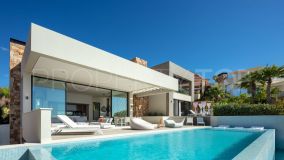 Villa de lujo ambientada en un desarrollo de 5 nuevas villas de lujo en el corazón de Nueva Andalucía.