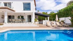 Una lujosa villa familiar totalmente reformada en Marbella Country Club, una prestigiosa comunidad totalmente cerrada en Nueva Andalucía.