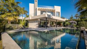 Fantastic contemporary villa with mountain views in Parcelas del Golf, a private and secure residential area in the Golf Valley of Nueva Andalucía.