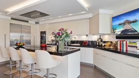 Villa for sale in La Cerquilla, Nueva Andalucia