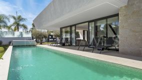 Hus i byn for sale in La Cerquilla, Nueva Andalucia