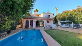 Villa for sale in Parcelas del Golf, Nueva Andalucia