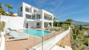 Villa for sale in El Paraiso, Estepona East