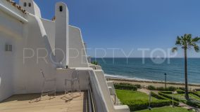 Casa adosada frente a la playa en la Milla de Oro, Marbella