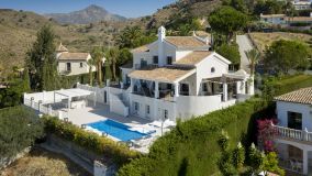 Villa for sale in El Paraiso, Estepona East