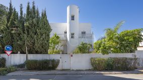 Hus i byn for sale in Altos del Rodeo, Nueva Andalucia