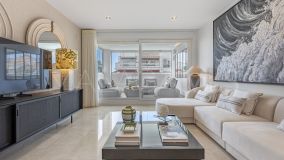 Apartamento en venta en Las Cañas Beach, Marbella Golden Mile
