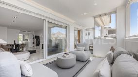 Apartamento en venta en Las Cañas Beach, Marbella Golden Mile