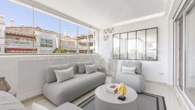 Apartamento en venta en Las Cañas Beach, Marbella Golden Mile