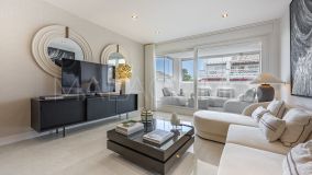 Apartamento en venta en Las Cañas Beach, Marbella Golden Mile