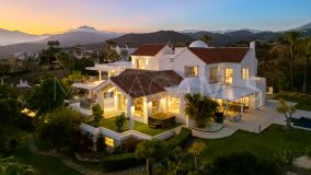 Villa for sale in Puerto del Almendro, Benahavis