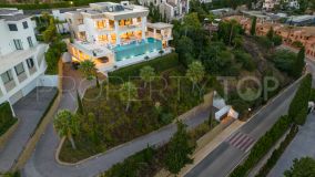 Buy villa in El Paraiso with 7 bedrooms