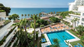 Apartment with frontal sea views in Marbella