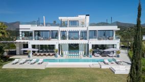 Villa for sale in Estepona East