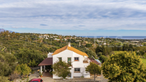 Villa for sale in El Padron, Estepona Est