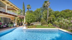 Privacidad y Prestigio: Villa Pareada en Venta en el Marbella Hill Club, Milla de Oro de Marbella