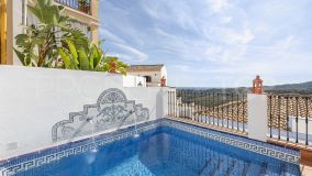 Casa adosada con vista al mar orientada al sur y piscina privada en venta en Monte Mayor, Benahavís