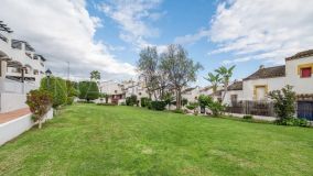 Adosado en venta en Costabella, Marbella Este