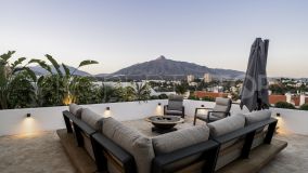 Ático completamente renovado con una gran terraza y vistas espectaculares de La Concha y el mar en Nueva Andalucía