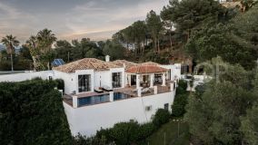 Villa inspirada en un spa inmersa en el bosque con vistas al mar en Benahavís.