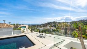 Villa for sale in El Herrojo, Benahavis