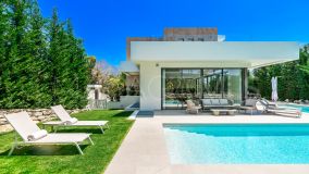 Villa for sale in La Cerquilla, Nueva Andalucia