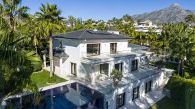 Villa con 6 dormitorios en venta en Nueva Andalucia