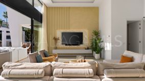 Villa for sale in Los Naranjos, Nueva Andalucia