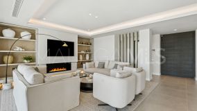 Villa for sale in Los Naranjos, Nueva Andalucia