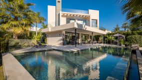 Villa for sale in Parcelas del Golf, Nueva Andalucia