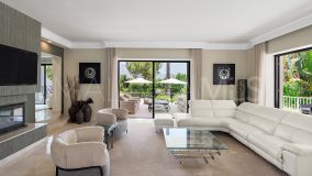 Villa for sale in Las Brisas, Nueva Andalucia