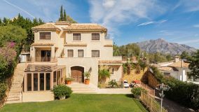 Villa for sale in El Herrojo, Benahavis