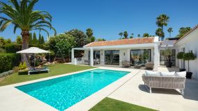 Villa for sale in Los Naranjos, Nueva Andalucia