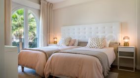 Buy apartment in Estepona Playa with 3 bedrooms