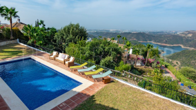 Hermosa villa de estilo andaluz con vistas al mar y a la montaña.