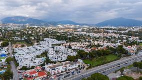 Building for sale in El Paraiso, Estepona East